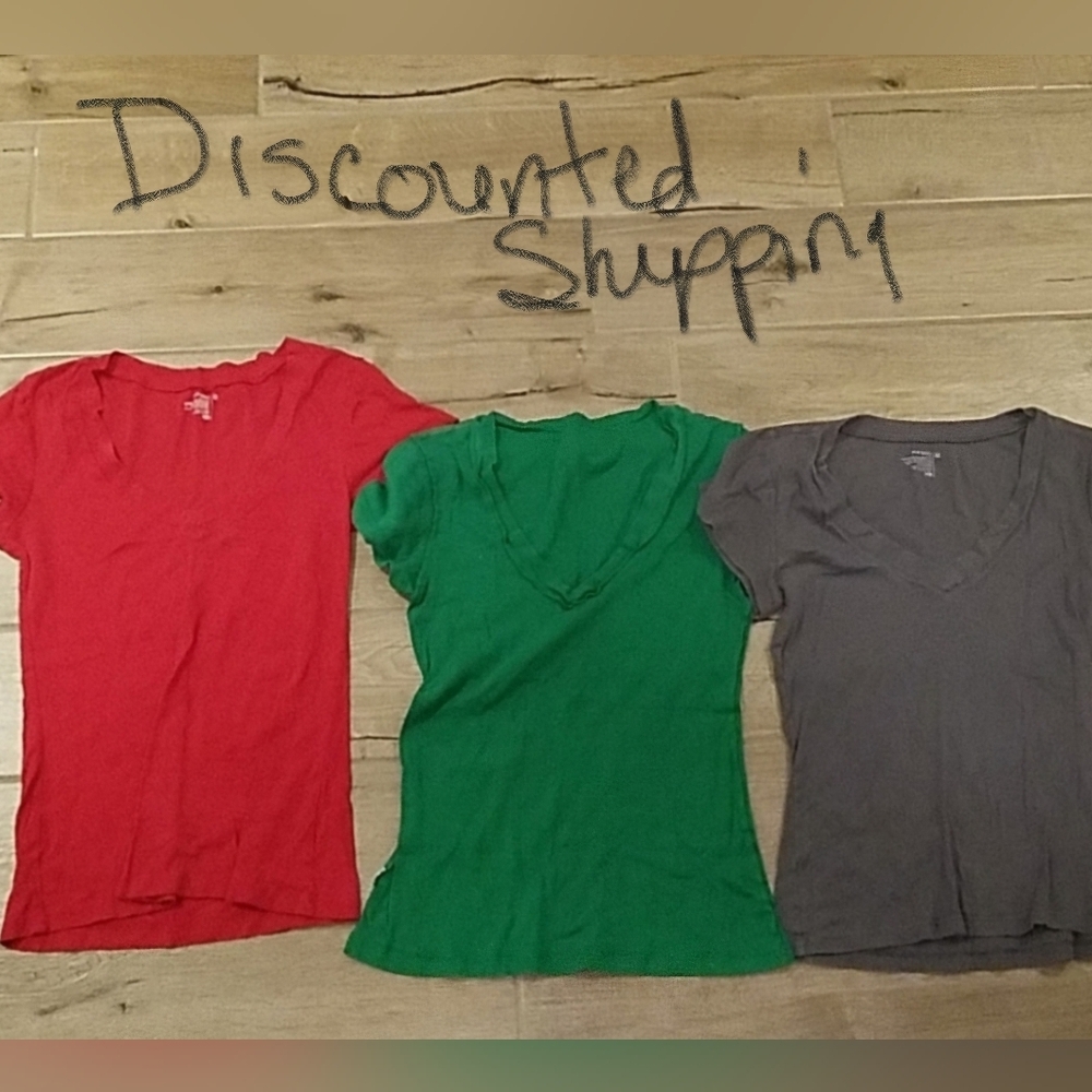 3 V-Neck t-shirt bundle sz M discounted ship